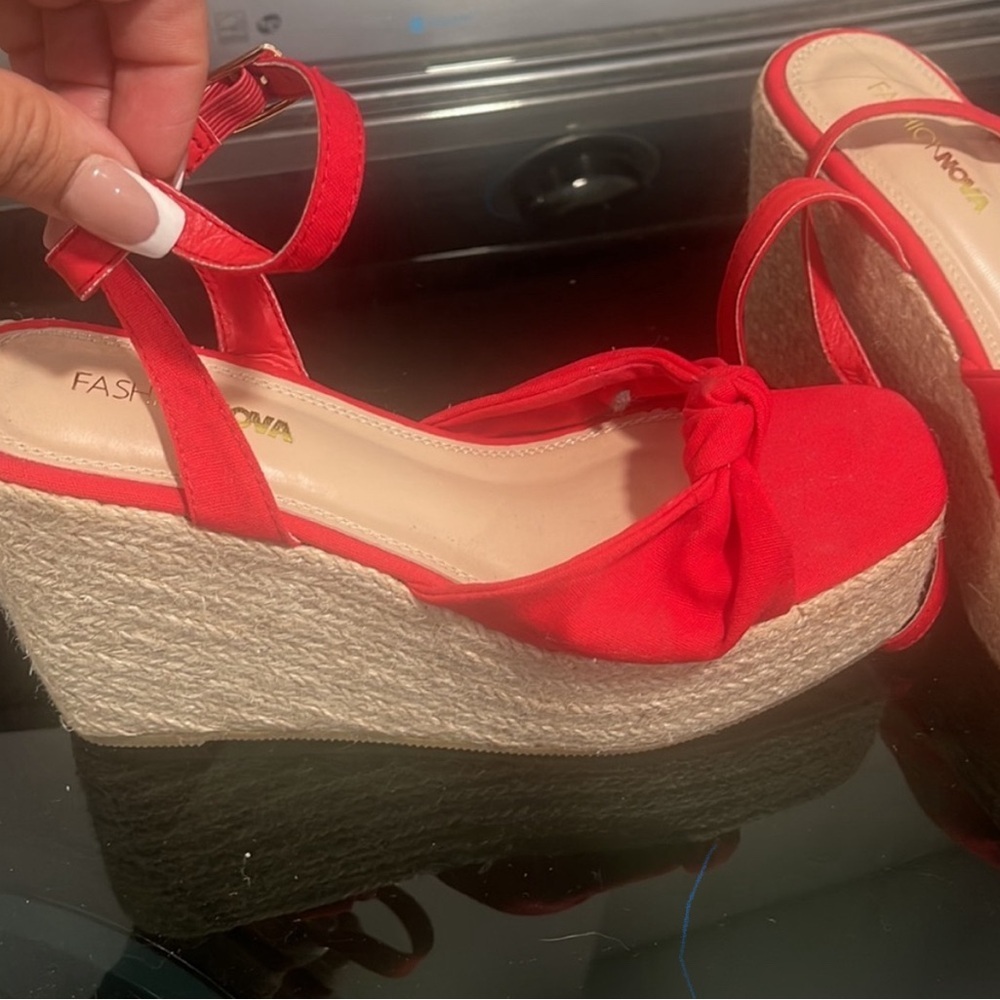 ๐ Fashion Nova Red Espadrille Wedges size 8๐ - Picture 2 of 4